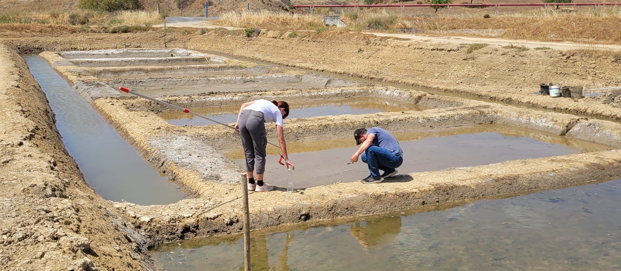 Two CCMAR researchers sampling at the edge of the Sal Correia crystallisation pans.